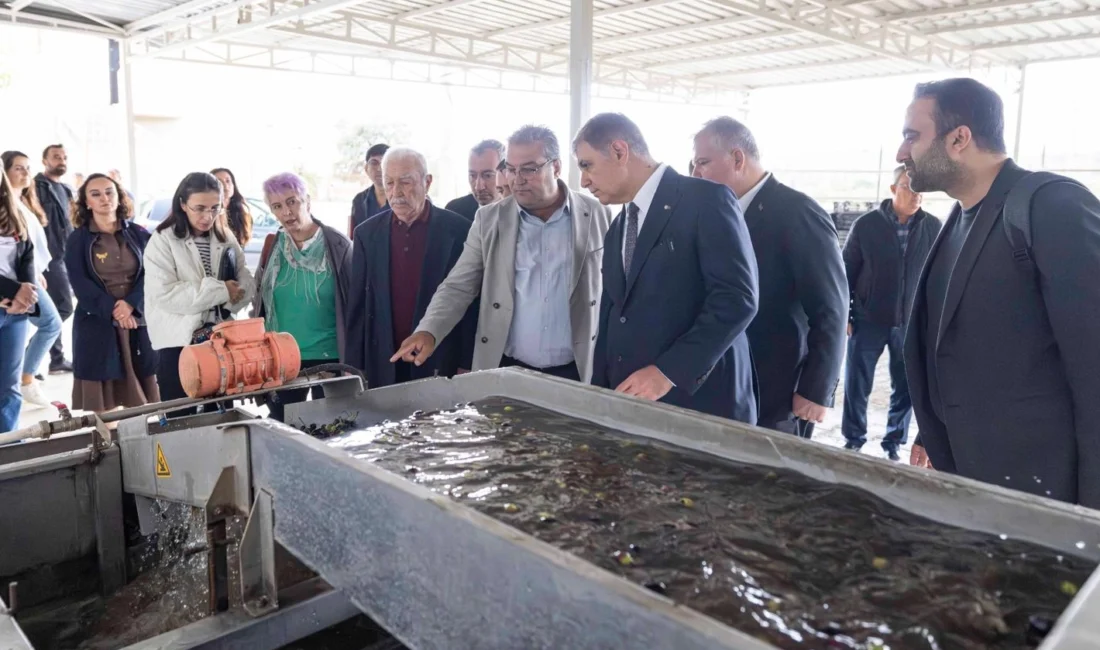 İzmir’de sezonun ilk zeytinyağı Başkan Tugay’dan İzmir Büyükşehir Belediye Başkanı